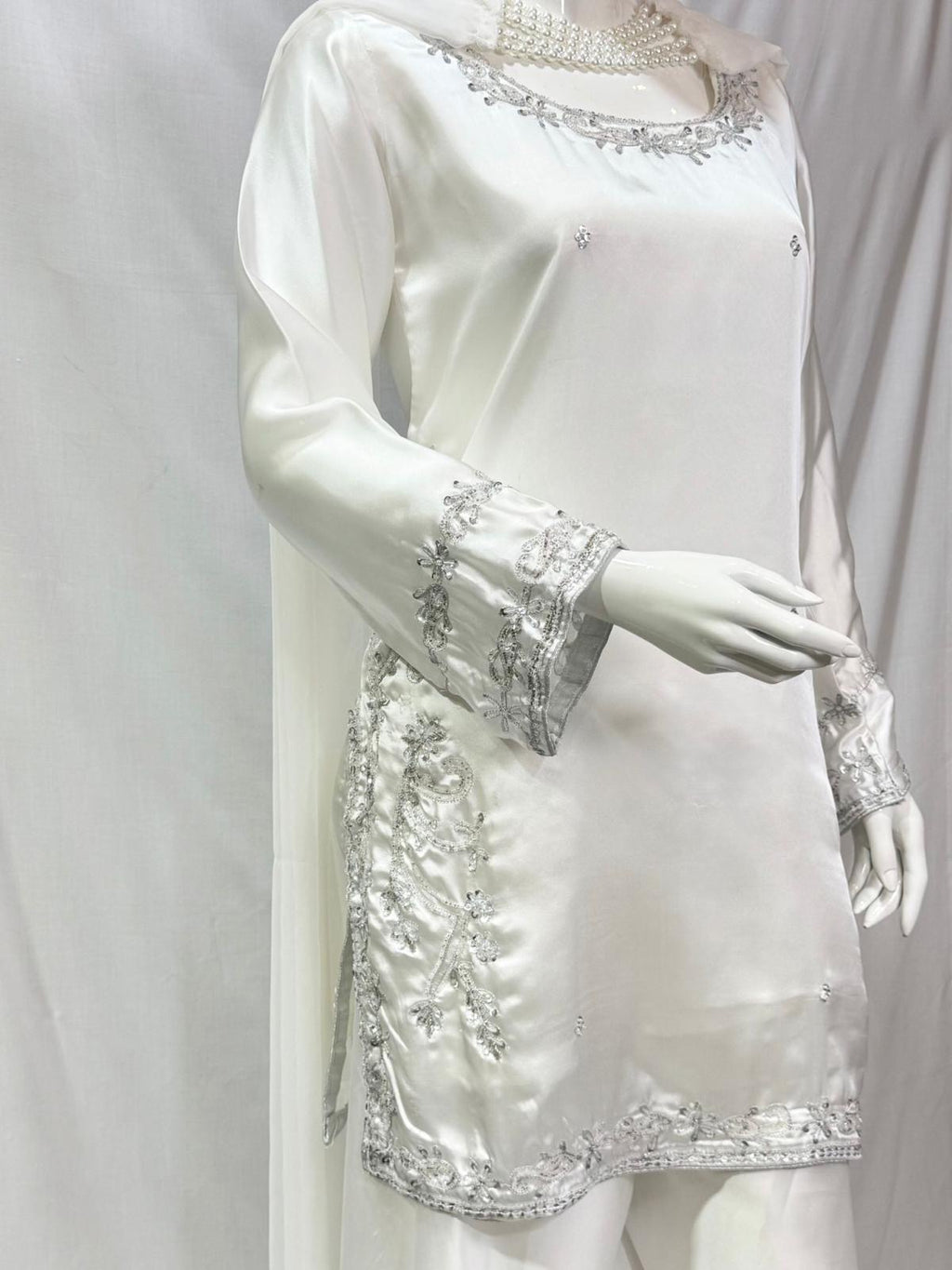 Pearl White 1980 Choker Dupatta Style